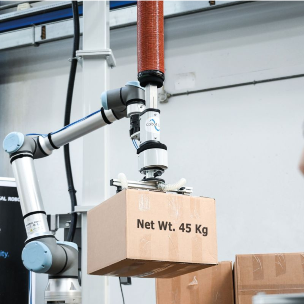 Cobot Lift stapelt Kartons automatisch auf Palette im Lager