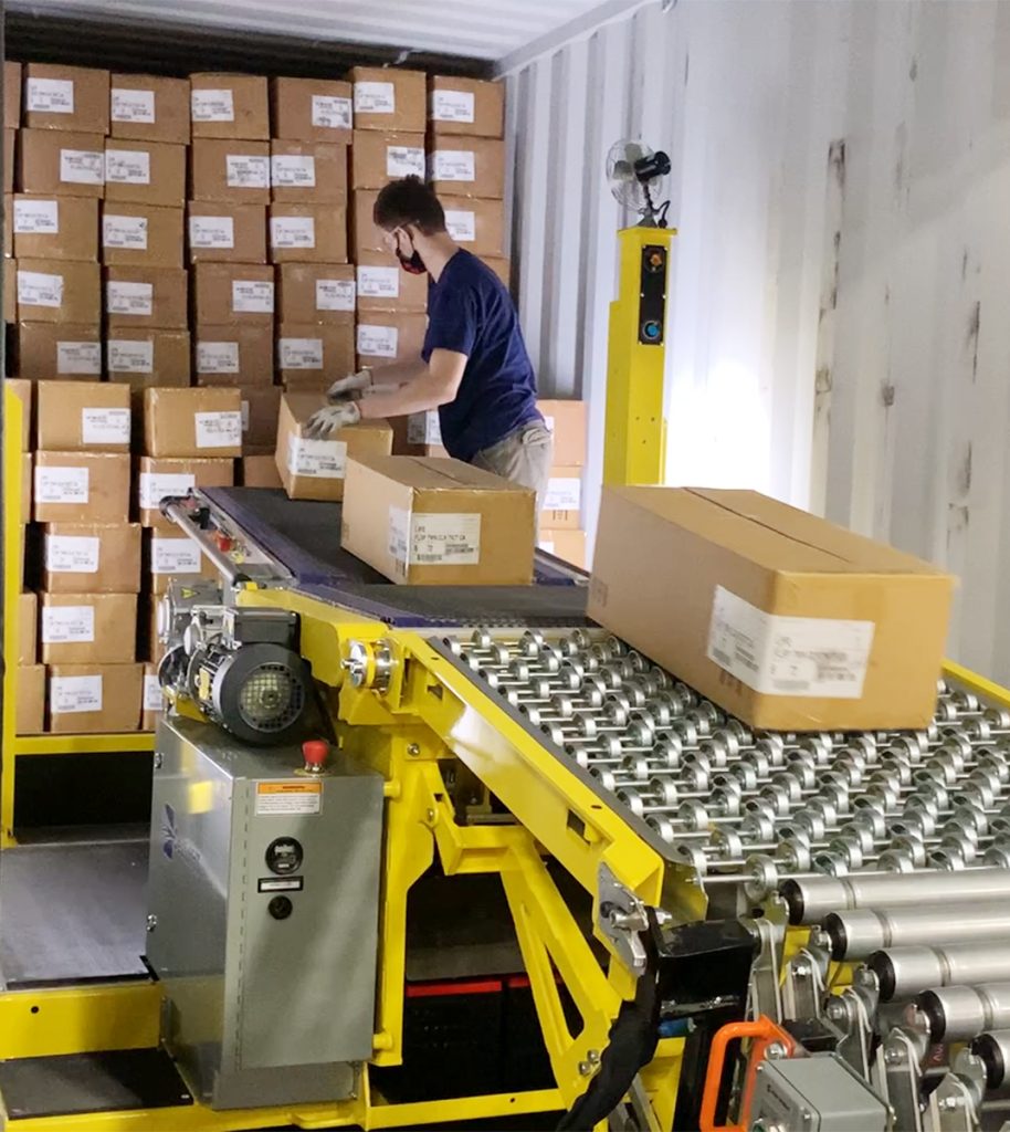 Mitarbeiter entlädt Kartons aus Container mit mobilem Fördersystem von HtW