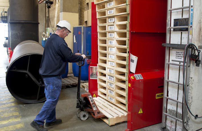 Mitarbeiter befüllt PALOMAT® Palettenmagazin mit Hubwagen